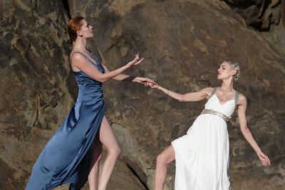 The Dance on the Rocks